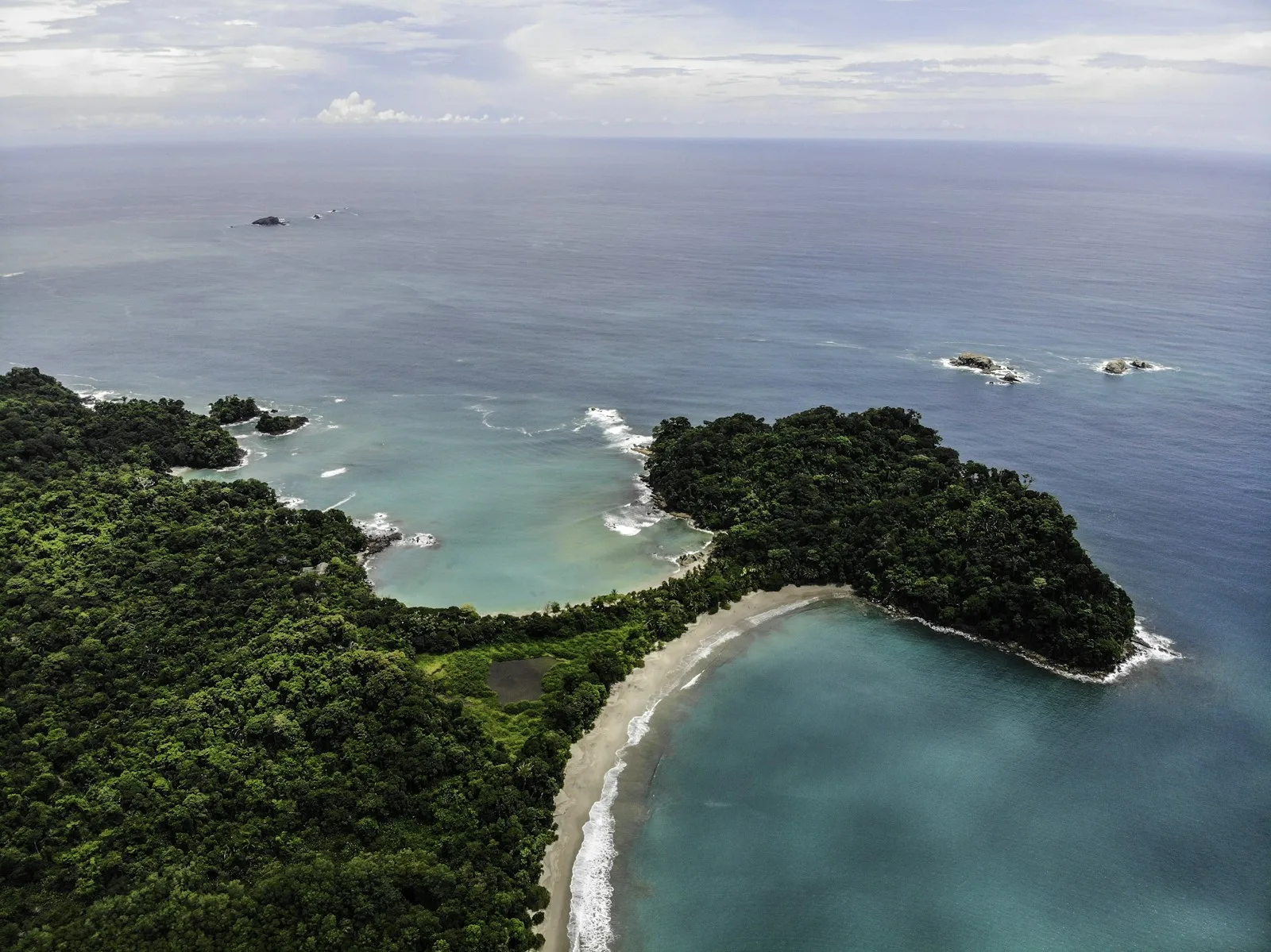 Colons costaricains et billet d'avion pour le Costa Rica