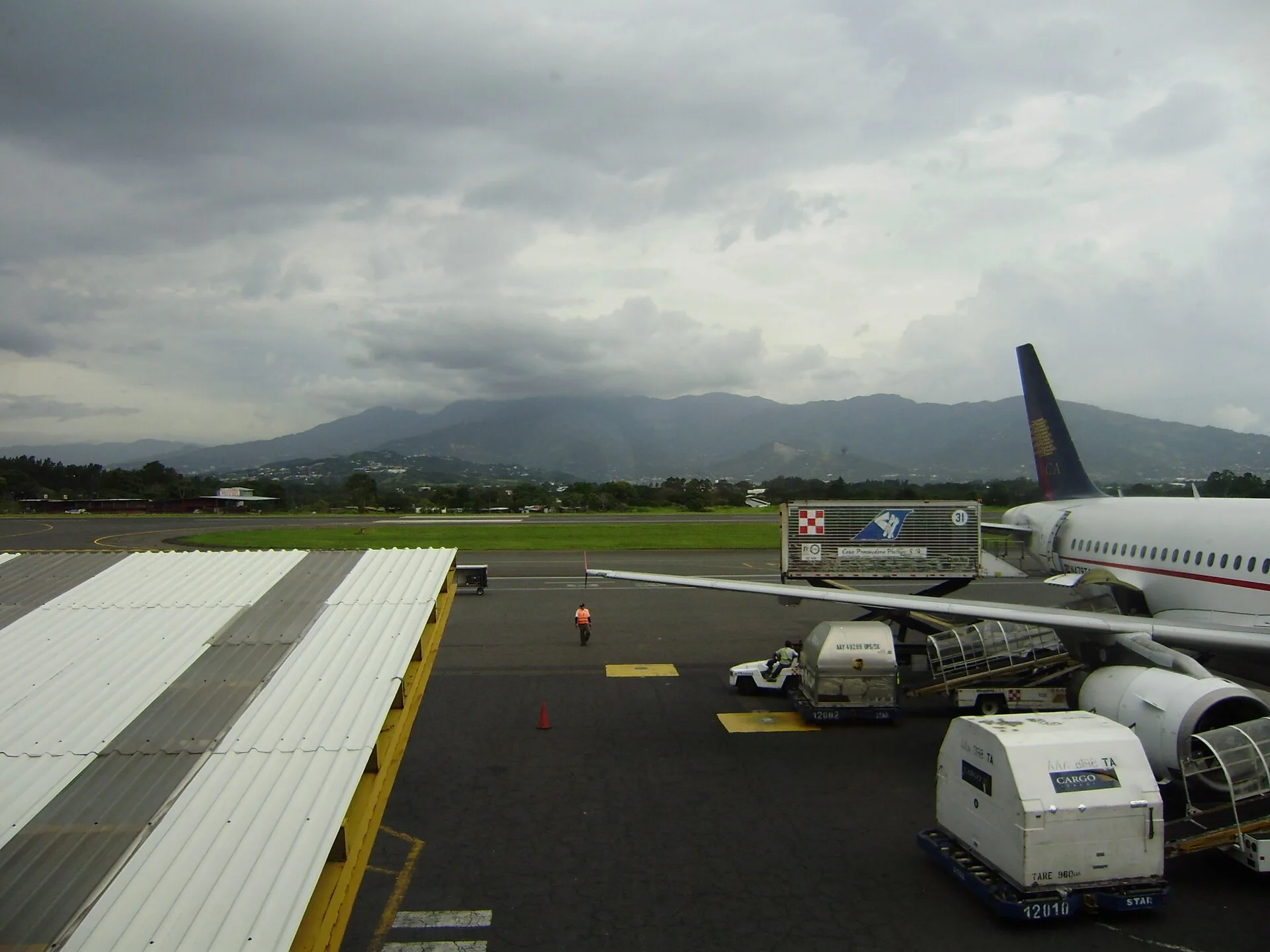 Où se trouve réellement l'aéroport Juan Santamaría ?