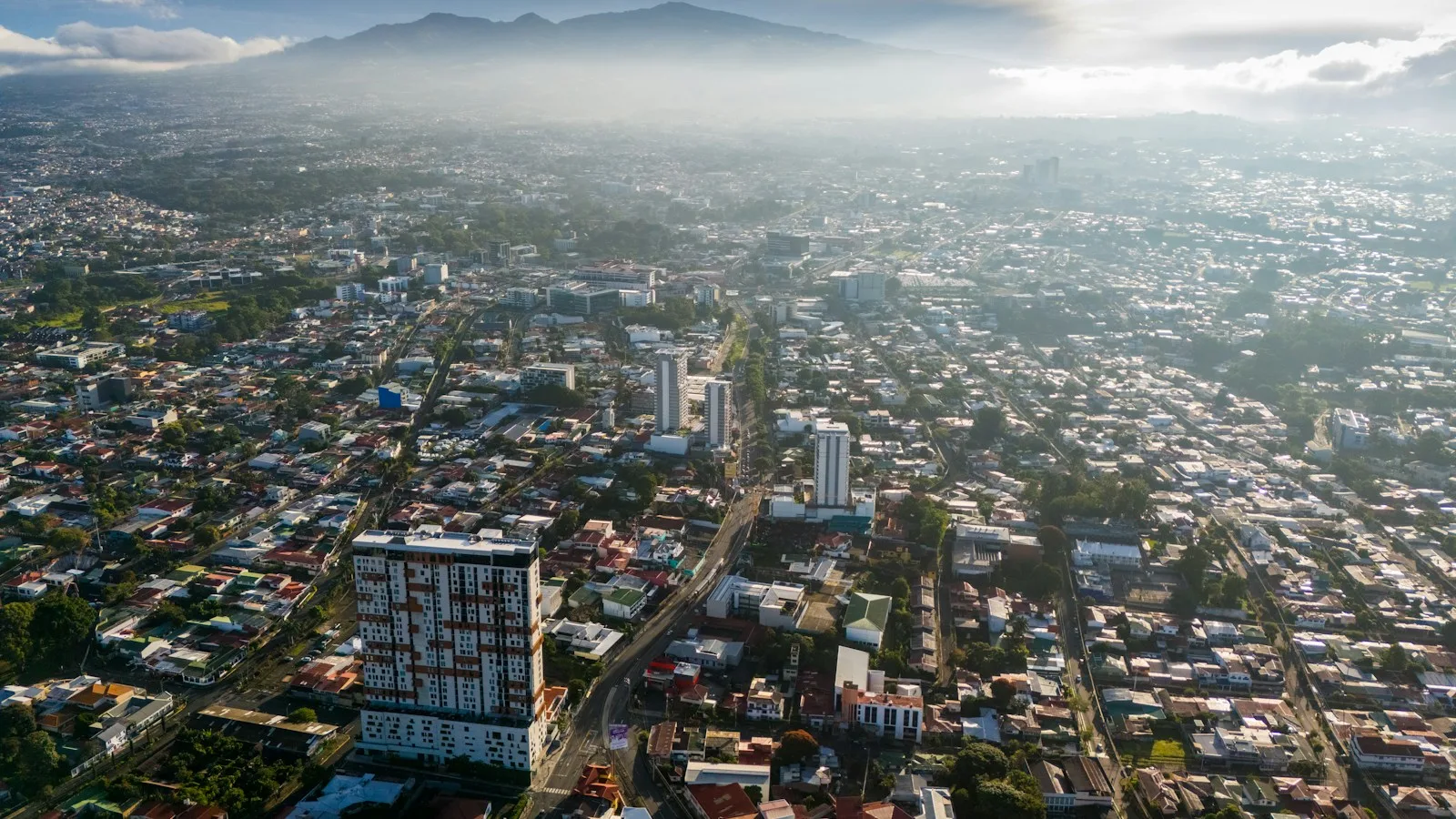 Vue aérienne de la vallée centrale de San José et Alajuela entourée de montagnes, Costa Rica
