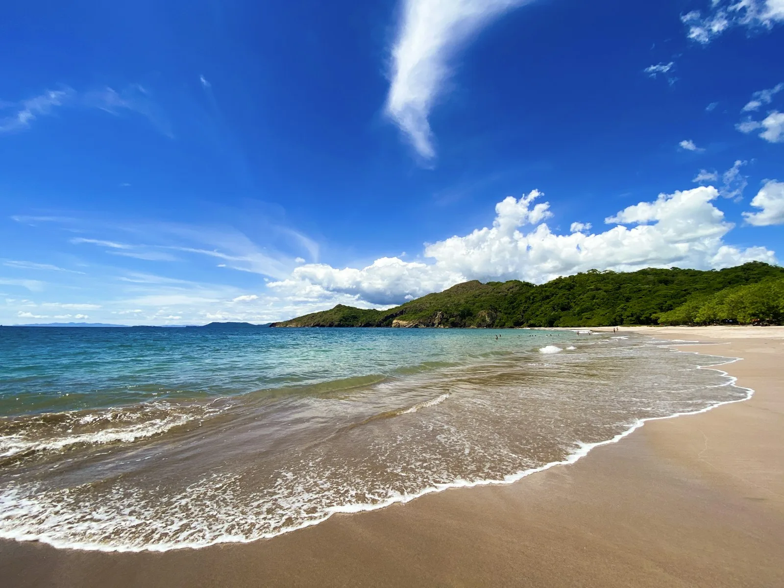 Plage du Costa Rica sous un ciel bleu en saison sèche