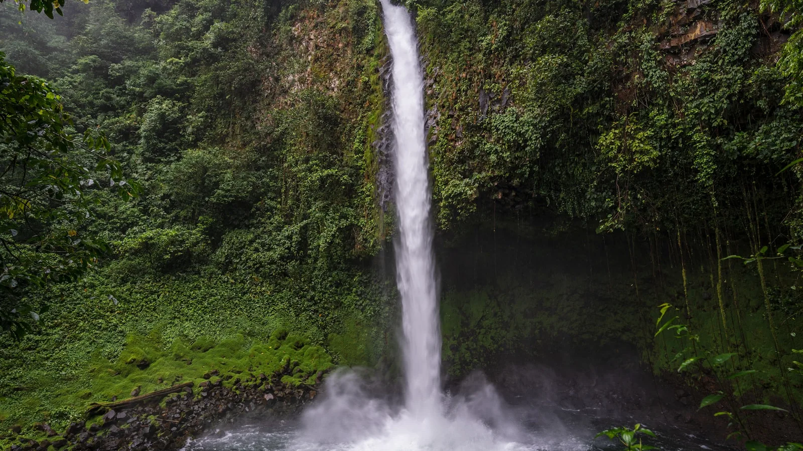 La cascade de La Fortuna au Costa Rica, chute d'eau dans la jungle tropicale